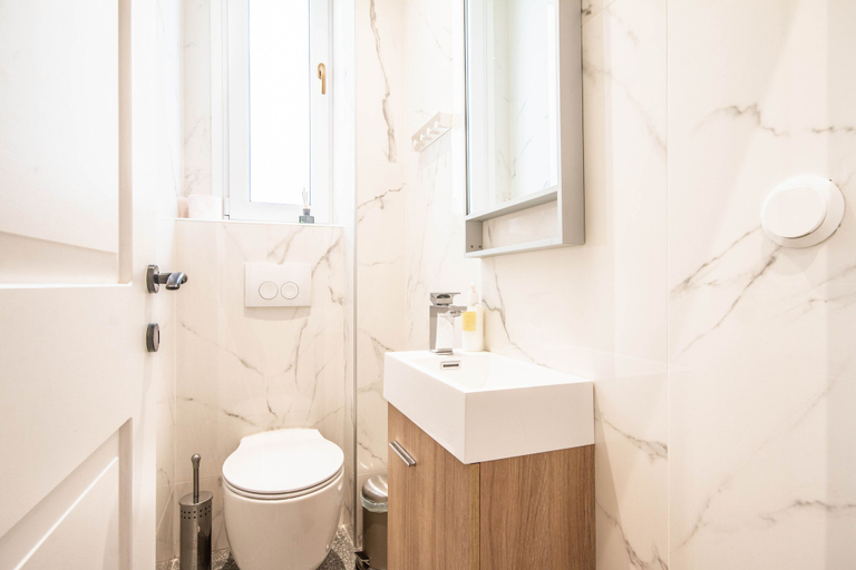 Bathroom 3, halu! Stylish & Bright Centre Home, Central Macedonia