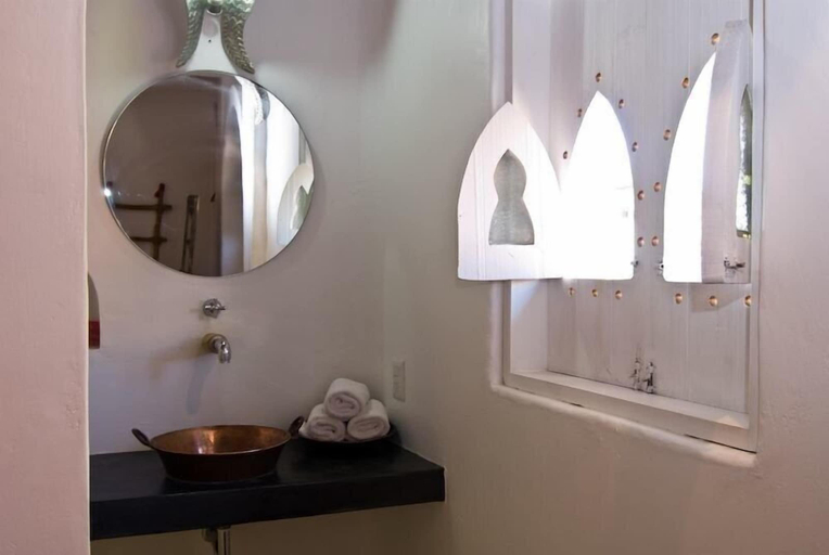 Bathroom 4, Petit Hotel Hafa, Compostela
