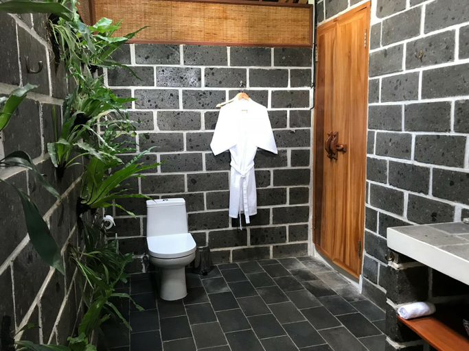 Bathroom 4, Clove Tree Hill, Tabanan
