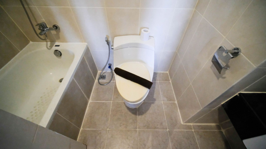 Bathroom 5, Spacious and Strategic 2BR Apartment at Trillium Residence By Travelio, Surabaya