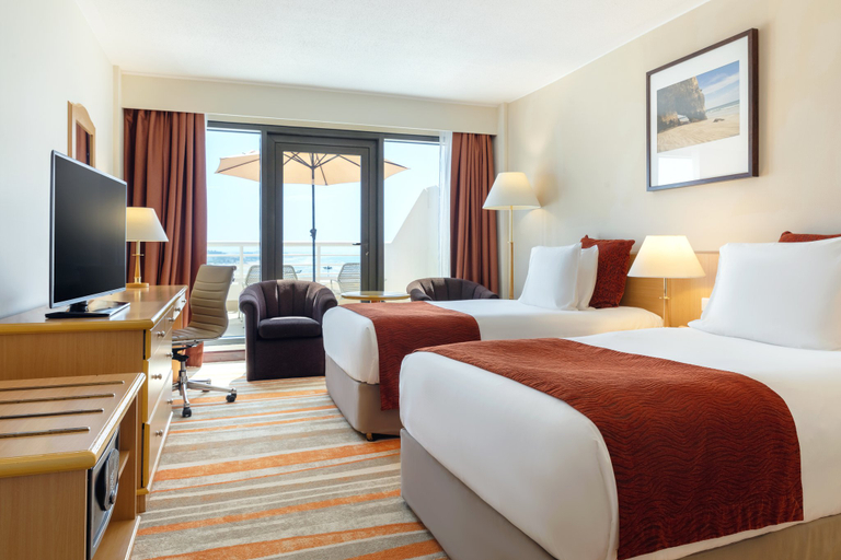 Bedroom 3, Crowne Plaza MUSCAT by IHG, Muttrah