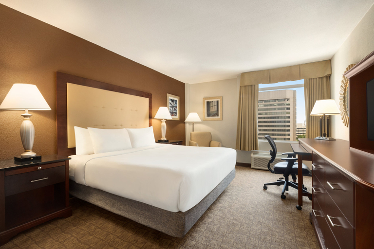 Bedroom 4, Crowne Plaza CRYSTAL CITY-WASHINGTON, D.C. by IHG, Arlington