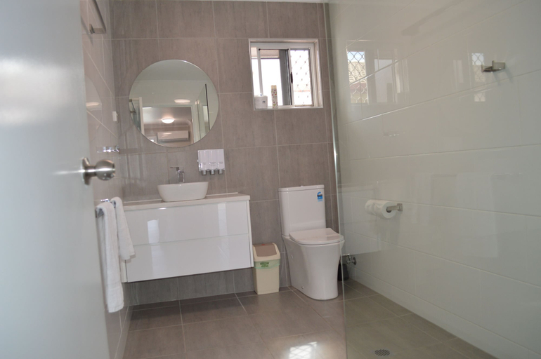 Bathroom 4, Monte Carlo Motor Inn, Rosslea