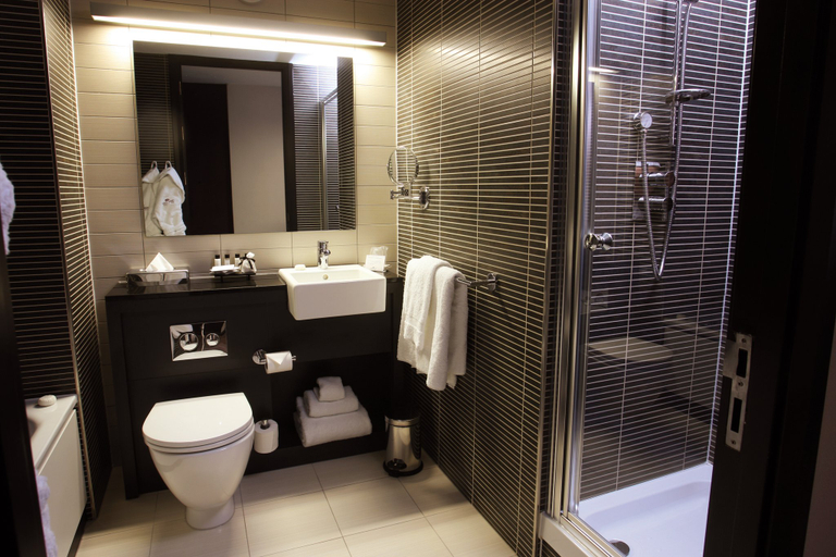 Bathroom 4, Crowne Plaza BIRMINGHAM CITY CENTRE by IHG, Birmingham