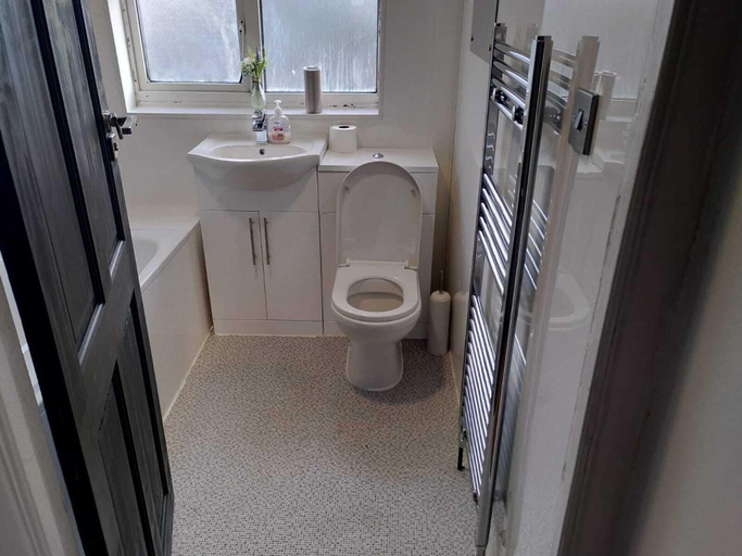 Others 3, Remarkable 3-bed House in Hounslow, London