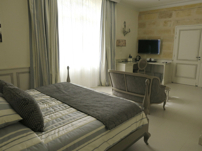 Bedroom 3, Château la Rose Perriere, Gironde