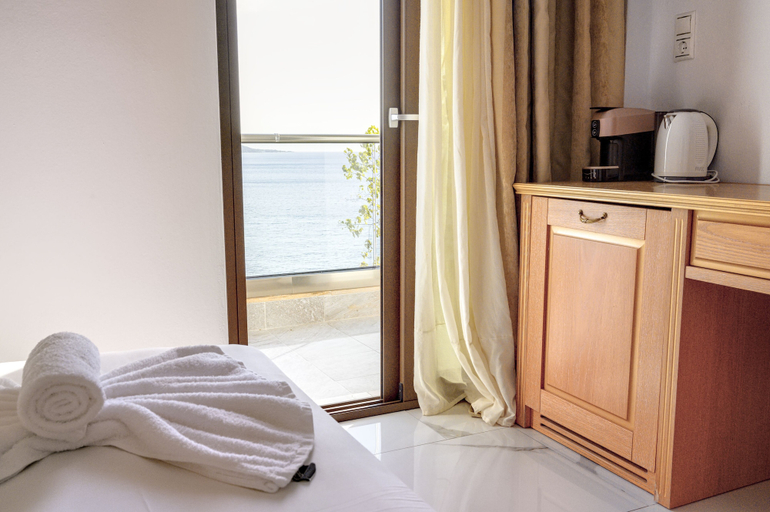 Bedroom 4, Greek Pride Seafront Hotel, Central Macedonia