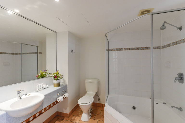 Bathroom 4, Burnett Riverside Hotel, Bundaberg