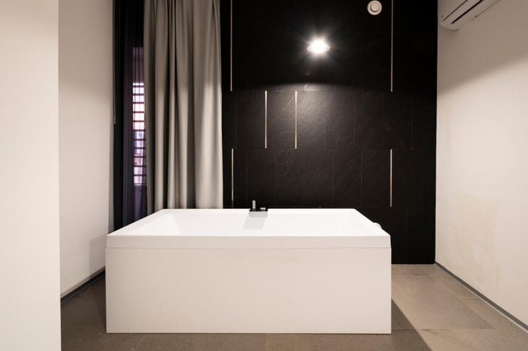 Bathroom 3, Alkamuri Posh Hotel Spa 107 Jacuzzi Suite, Trapani