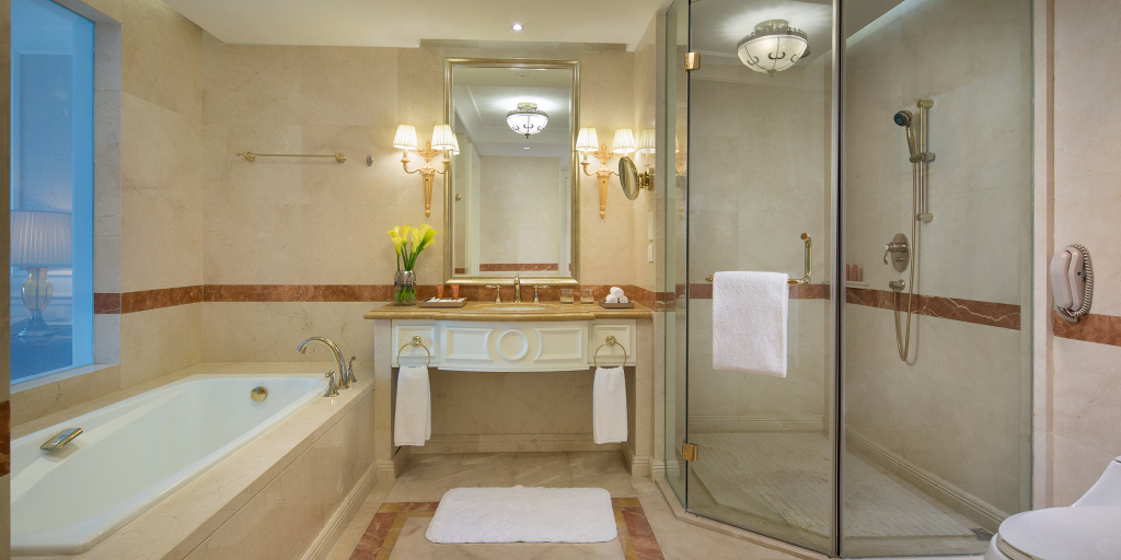 Bathroom 4, Crowne Plaza QINGDAO OCEAN SPRING RESORT by IHG, Qingdao