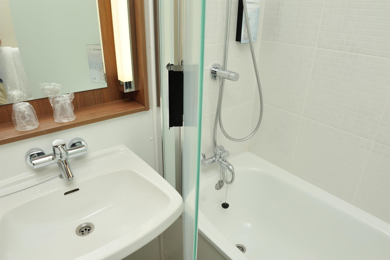 Bathroom 5, Campanile Lorient Lanester, Morbihan