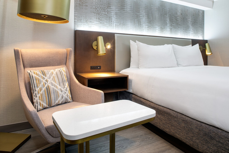 Bedroom 4, Crowne Plaza TORONTO AIRPORT by IHG, Toronto