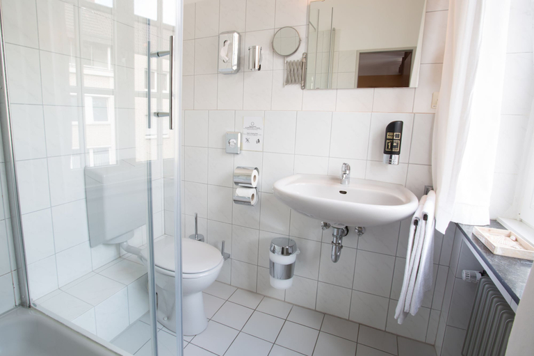Bathroom 5, Stadthotel Jülich, Düren