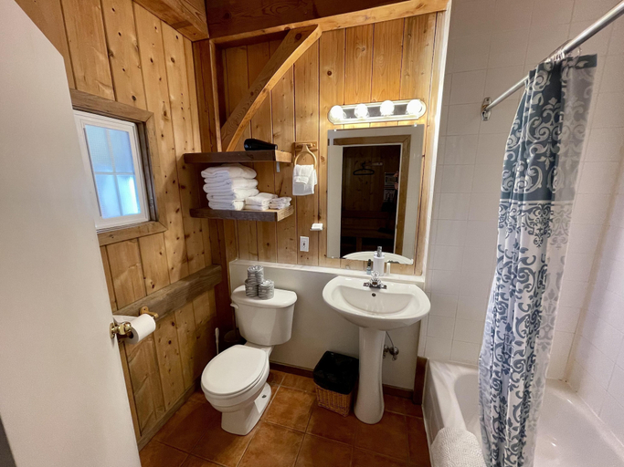 Bathroom 4, Black Bear Cottage, Alberni-Clayoquot
