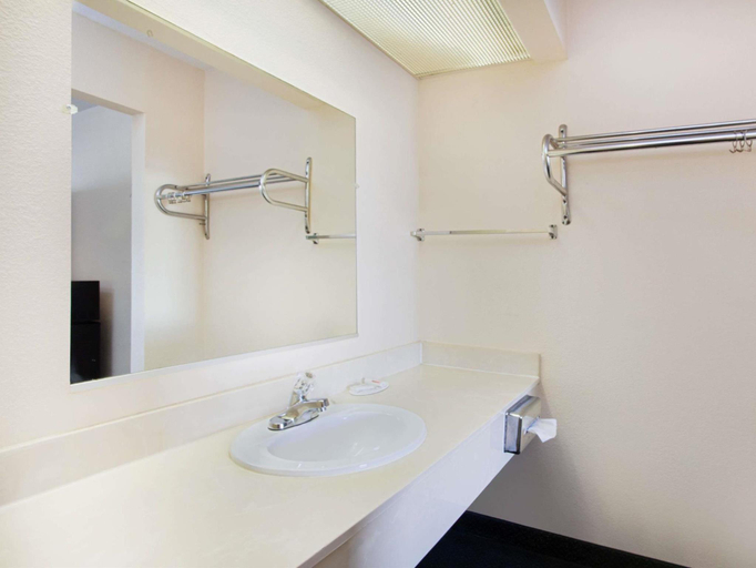 Bathroom 4, Days Inn by Wyndham Greeneville, Greene