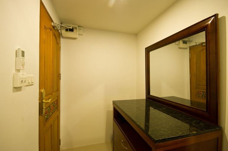 Bathroom 3, Burnt Oak, Ratchathewi