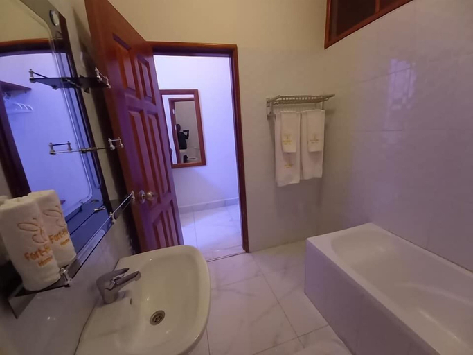 Bathroom 4, Fort Heights Homestay, Fort Portal
