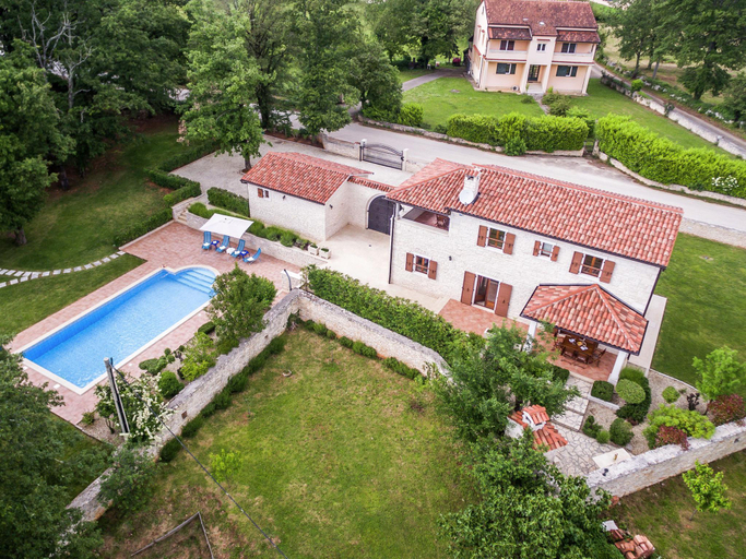 4, Villa for up to 8 persons, with private garden and pool, Tinjan