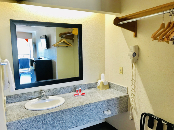 Bathroom 4, Econo Lodge Near Seaworld, Bexar