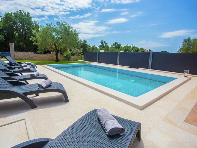 Others 5, Apartment with private pool in a quiet area for 6-8 people, Sveti Lovreč