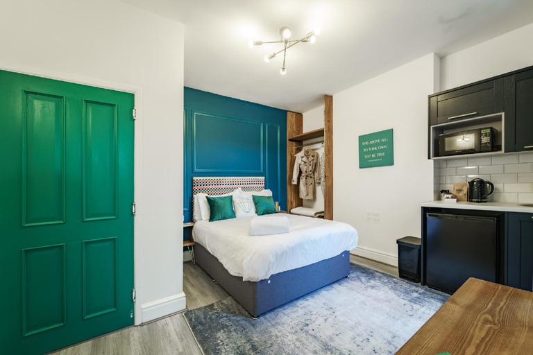 Bedroom 2, Emerald Stays UK at The Adelphi, Warwickshire