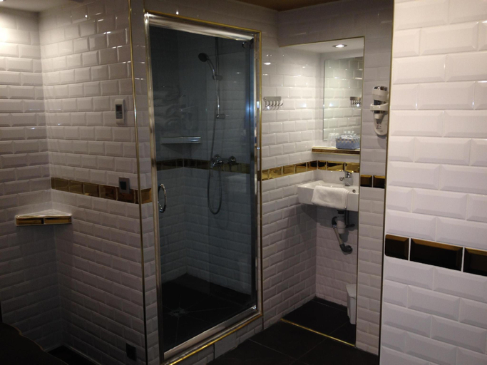 Bathroom 4, Hotel Aida Marais, Paris