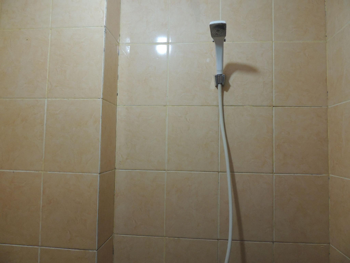 Bathroom, Alexandria Room at Apartement Paragon Village, Tangerang