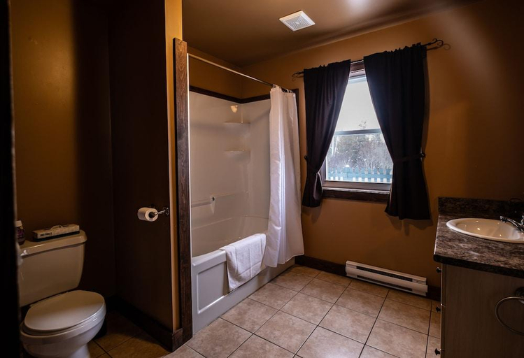 Bathroom 3, Heron's Nest Cottages, Restigouche
