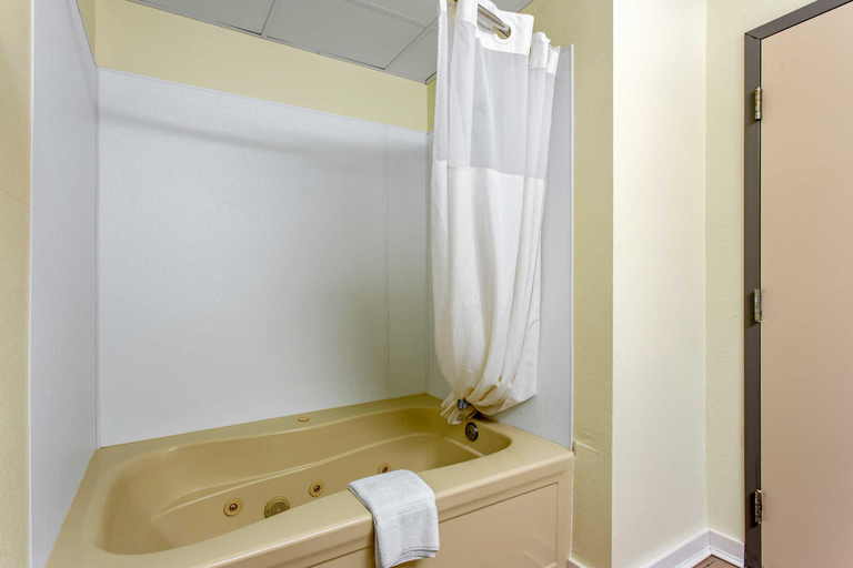 Bathroom 4, Quality Inn Surfside Myrtle Beach, Horry
