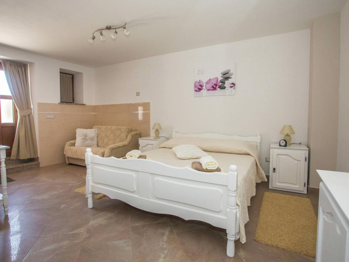 Others 5, Rustically furnished holiday home with its own tavern, only 5 km from Porec, Poreč