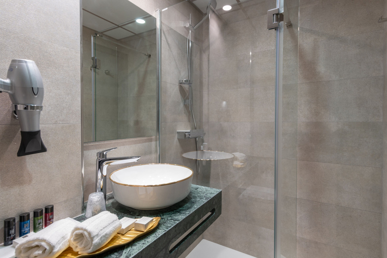 Bathroom 5, Aparthotel Spa del Palacete, Historic Center, Málaga