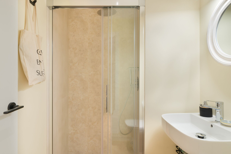 Bathroom 5, Hostal Evocare Madrid, Madrid
