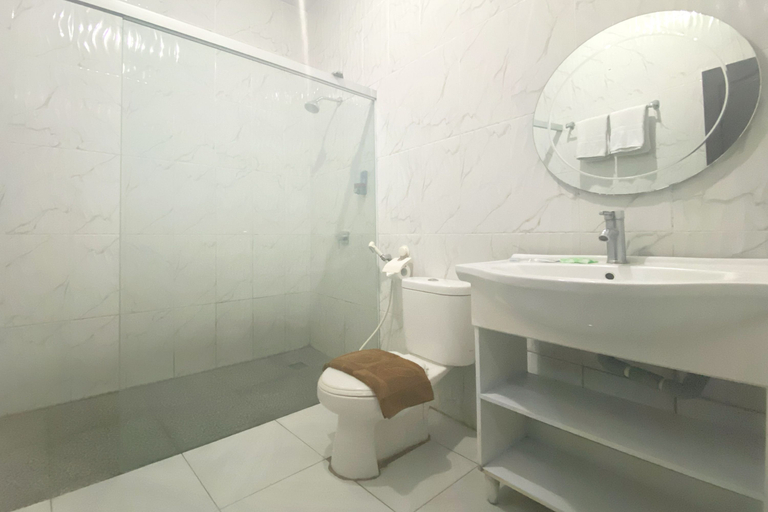 Bathroom 4, Urbanview Hotel Mulia Indah Palopo, Palopo