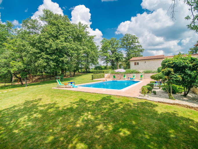 5, Villa for up to 8 persons, with private garden and pool, Tinjan