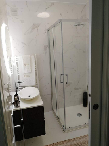 Bathroom 5, 2 Bed Flat - Sleeps 6 - Pool - Parking - Wifi, Nazaré