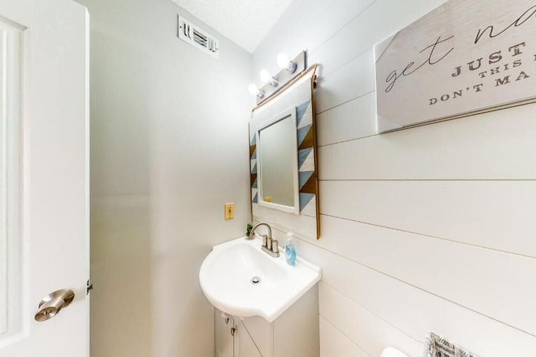Bathroom 3, Horizon South, Bay