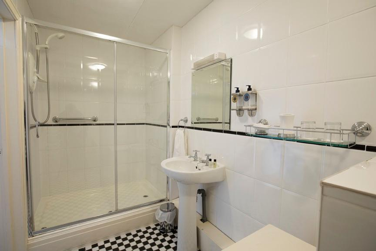 Bathroom 3, The Coachman Inn, North Yorkshire