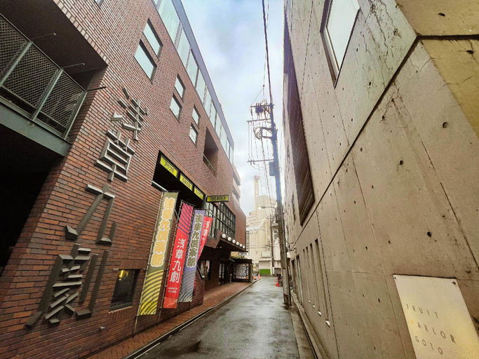 Exterior & Views