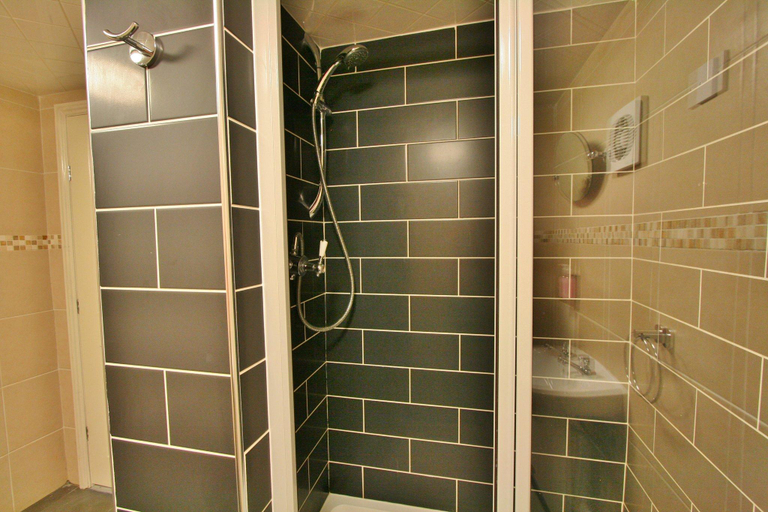 Bathroom 2, Central Hotel, Gloucestershire