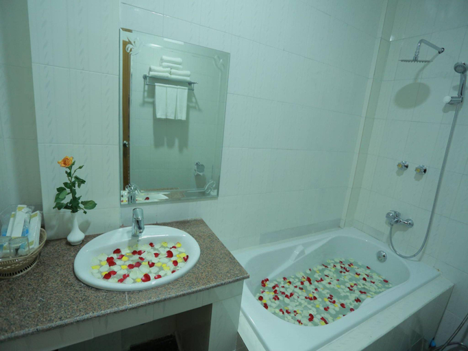 Bathroom, Great Chan Hotel, Mandalay
