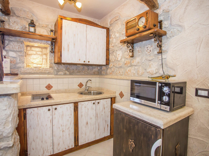 Others 3, Rustically furnished holiday home with its own tavern, only 5 km from Porec, Poreč