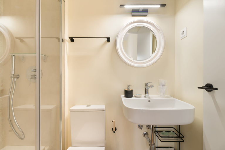 Bathroom 4, Hostal Evocare Madrid, Madrid
