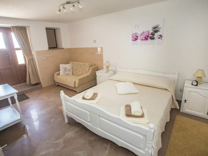 Others 2, Rustically furnished holiday home with its own tavern, only 5 km from Porec, Poreč