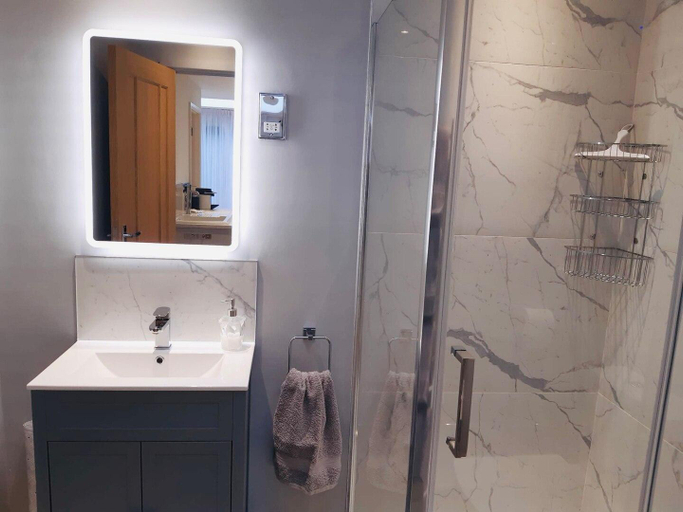 Bathroom 2, Stylish Two Double Bed Holiday House With Garden, Kent