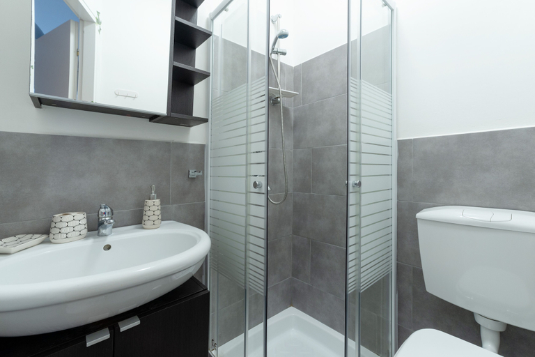 Bathroom 5, Holiday Max, Rome