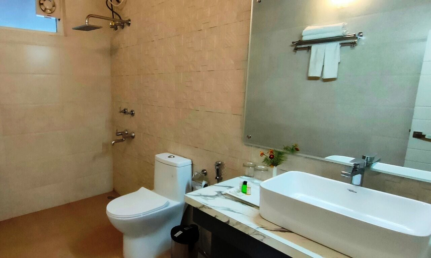 Bathroom 4, Clarks Exotica Ramgarh, Nainital