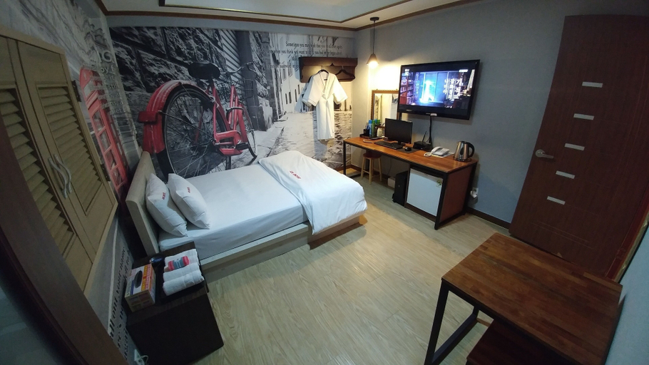 Bedroom 2, LOL Motel, Dong