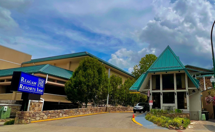 Exterior & Views 3, Reagan Resorts Inn, Sevier