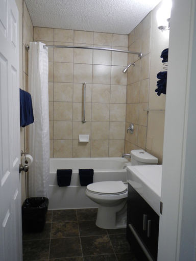Bathroom 3, The Shepherd's Inn, Peace River