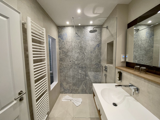 Bathroom 5, Hotel West an der Bockenheimer Warte, Frankfurt am Main